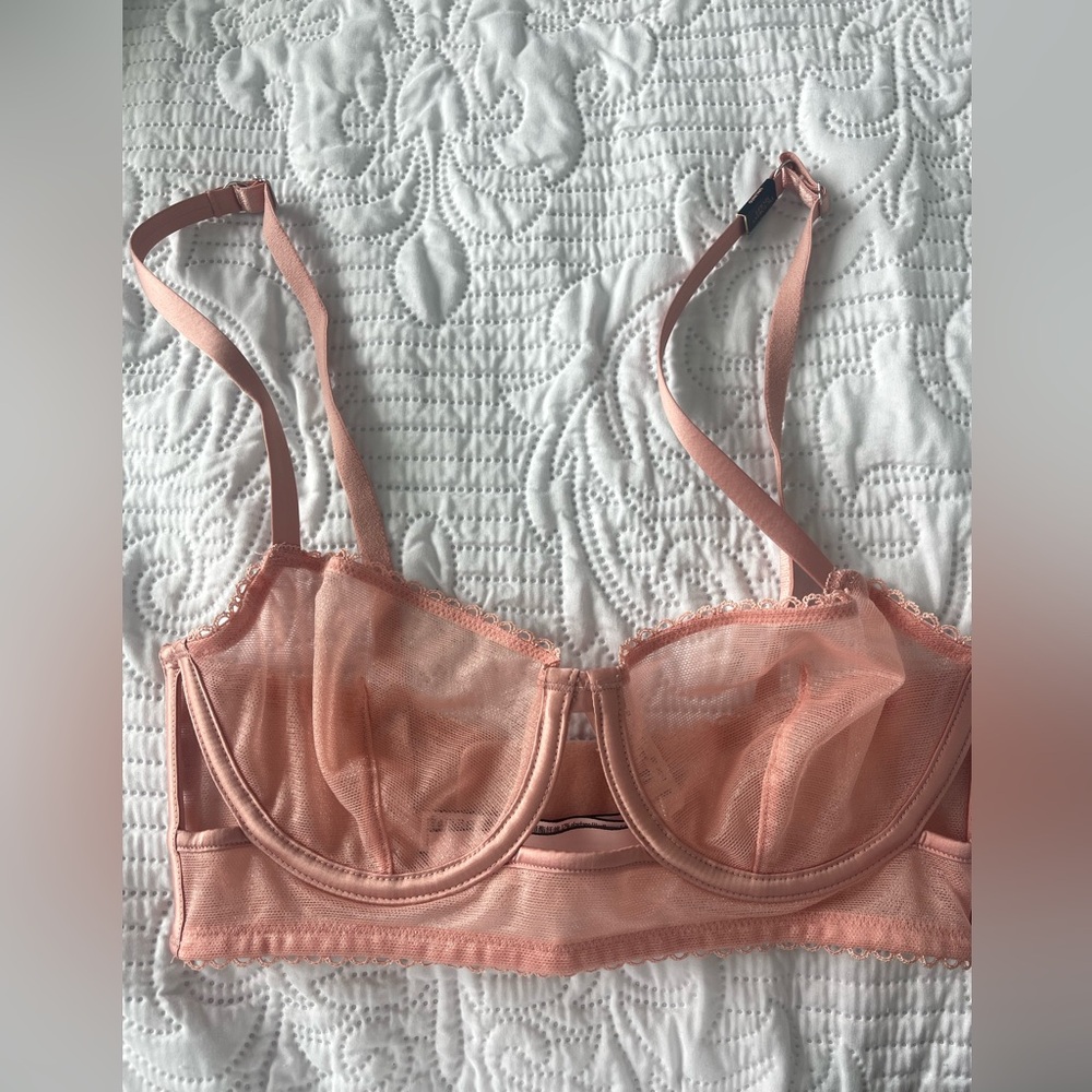 NWT VICTORIA’S SECRET LACE BLUSH BRA 32C